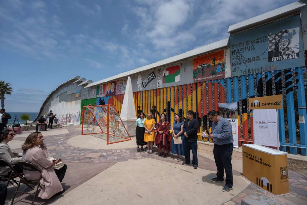 Colocan la obra “Tejiendo Redes” frente al muro fronterizo rumbo al Mundial 2026