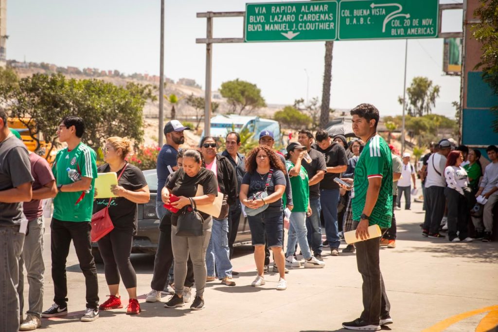 Largas filas marcan el último día para realizar trámites vehiculares sin multas en Tijuana