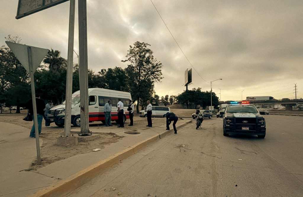 Se registra accidente entre unidad Altisa y camioneta particular en la Vía Rápida Alamar