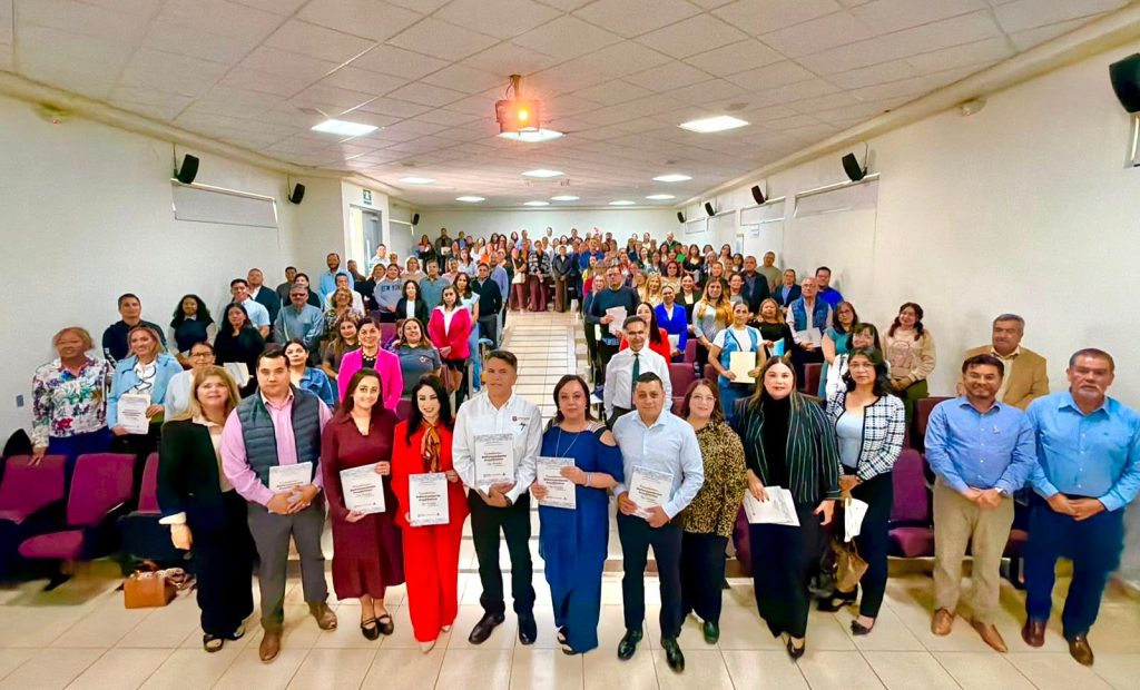 Brindan herramientas a docentes con cuaderno de reforzamiento de educación secundaria