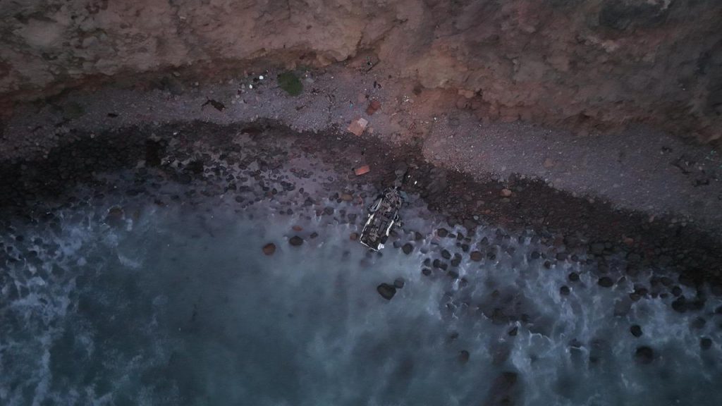 Muere persona tras caer vehículo a un barranco e incendiarse en la carretera libre Rosarito-Ensenada