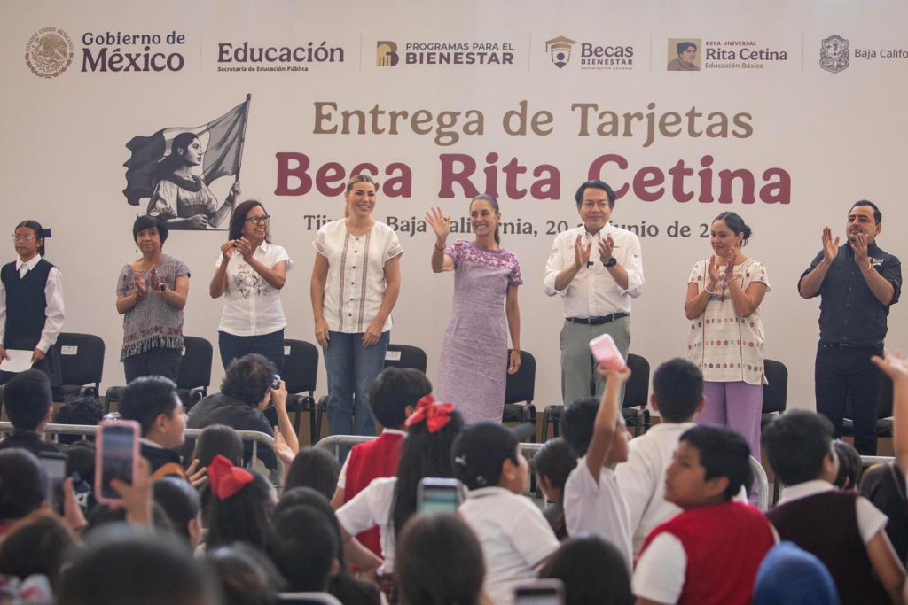 Cientos de familias reciben en Tijuana la Beca Rita Cetina para estudiantes de educación básica