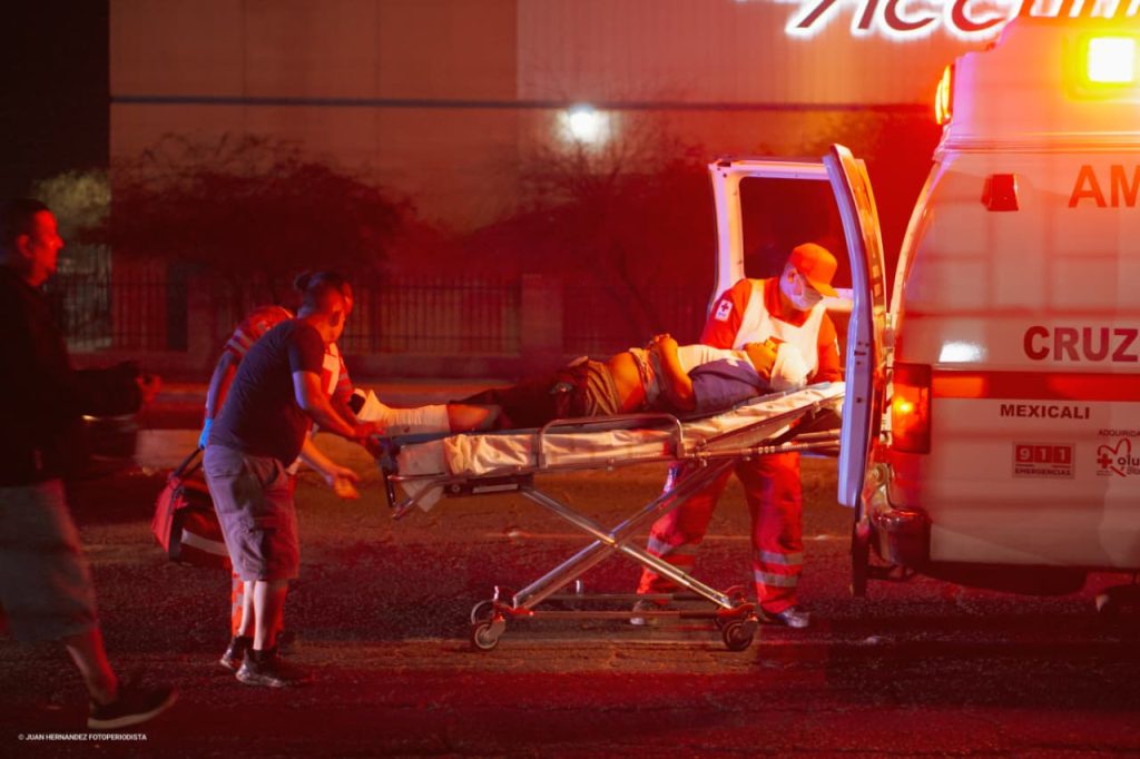 Motociclista resulta herido tras ser embestido por un Mustang en la carretera a San Luis en Mexicali