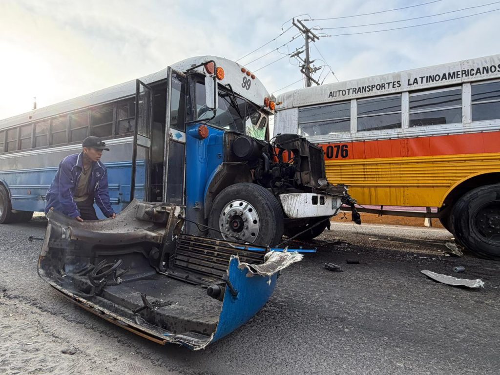 Choque entre dos camiones de transporte de personal deja daños materiales en la Calzada Cetys