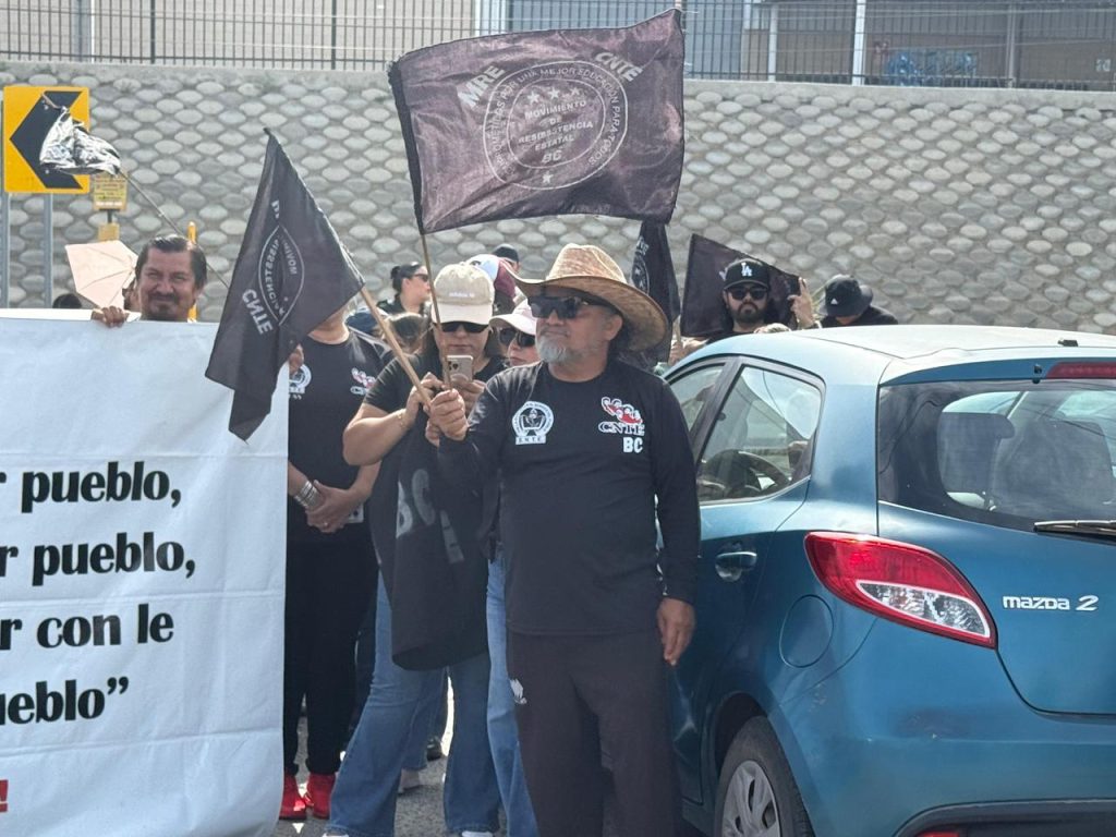 Maestros de la CNTE bloquean acceso a la garita de exportación en Tijuana