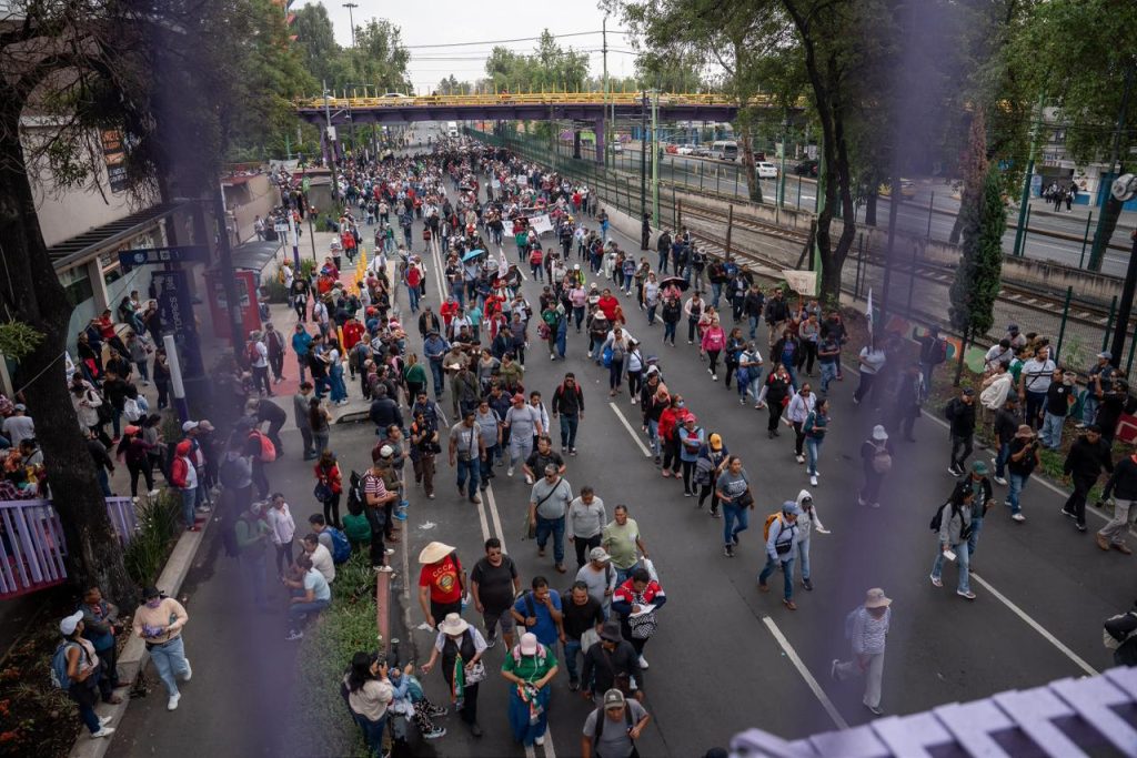 Última hora: Manifestantes de la CNTE se movilizan hacia el Estadio Azteca