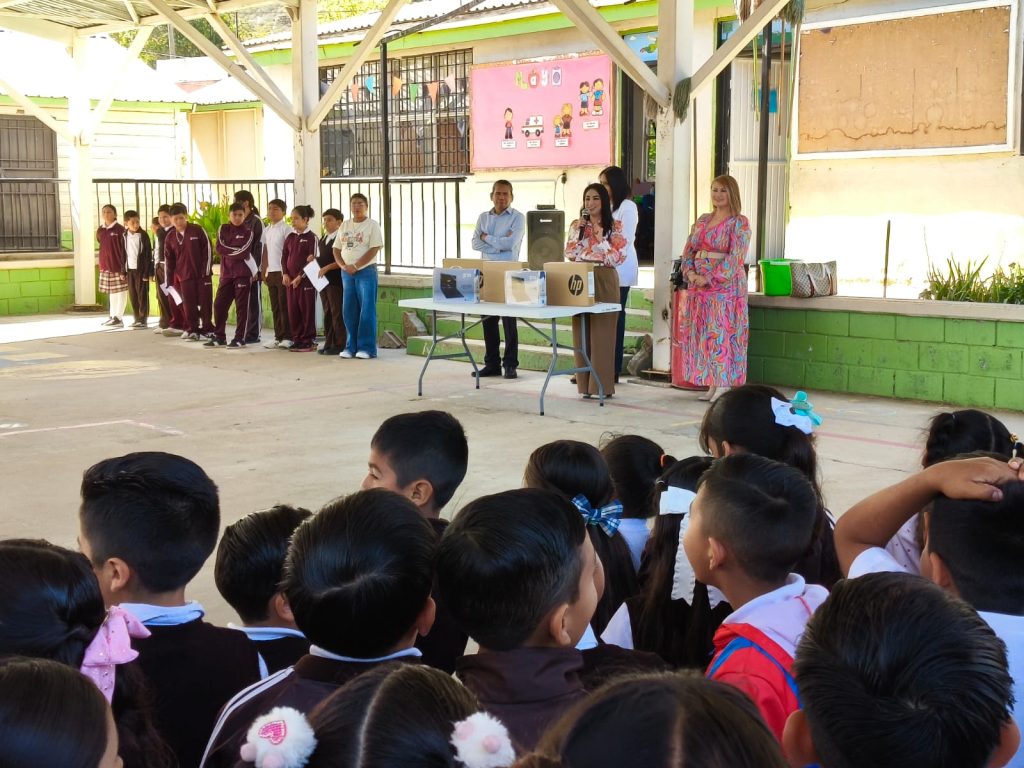 5 estudiantes de Tecate reciben Laptop por desempeño académico
