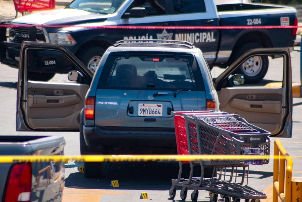 Asesinan a hombre en estacionamiento de Calimax Olivos en Tecate