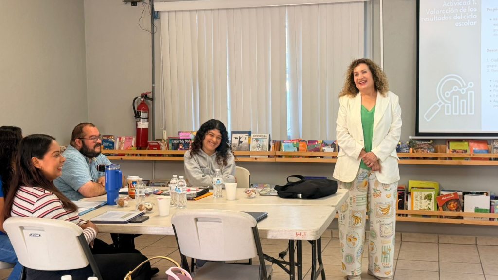 Atiende titular de Educación necesidades de docentes de Playas de Rosarito