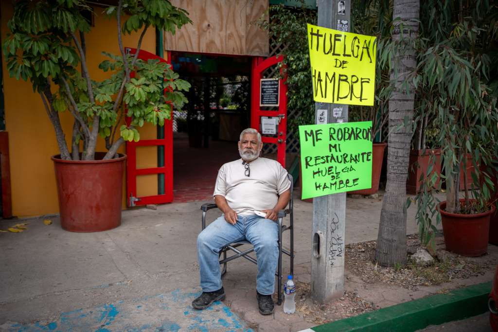 Empresario inicia huelga de hambre por presunto despojo de La Casa del Mole