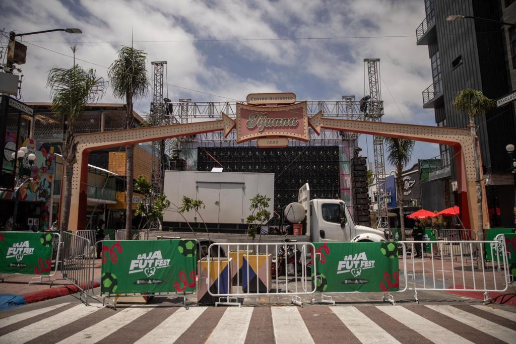 Continúan los trabajos del Baja Fut Fest en la Av. Revolución de Tijuana