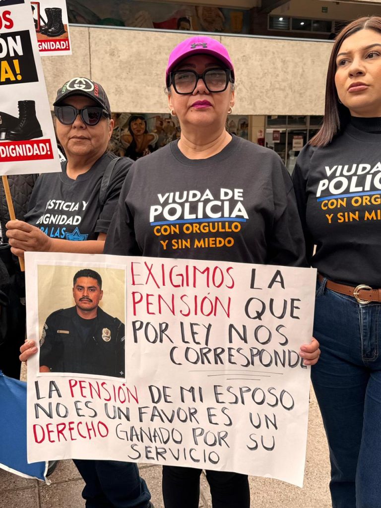 Viudas y policías retirados exigen pensiones y prestaciones pendientes; alcalde promete revisar casos pendientes