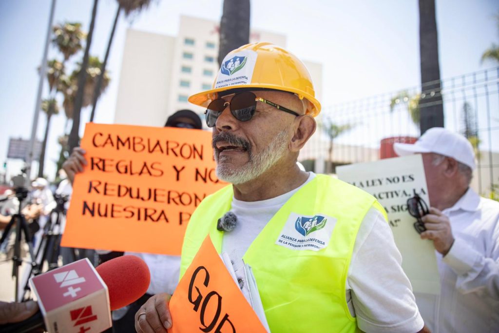 Pensionados de CFE protestan frente al hospedaje de la selección de Irán para exigir restitución de sus jubilaciones