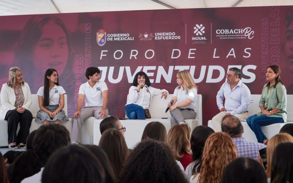 Jóvenes de COBACH dialogan con alcaldesa Norma Bustamante en Foro