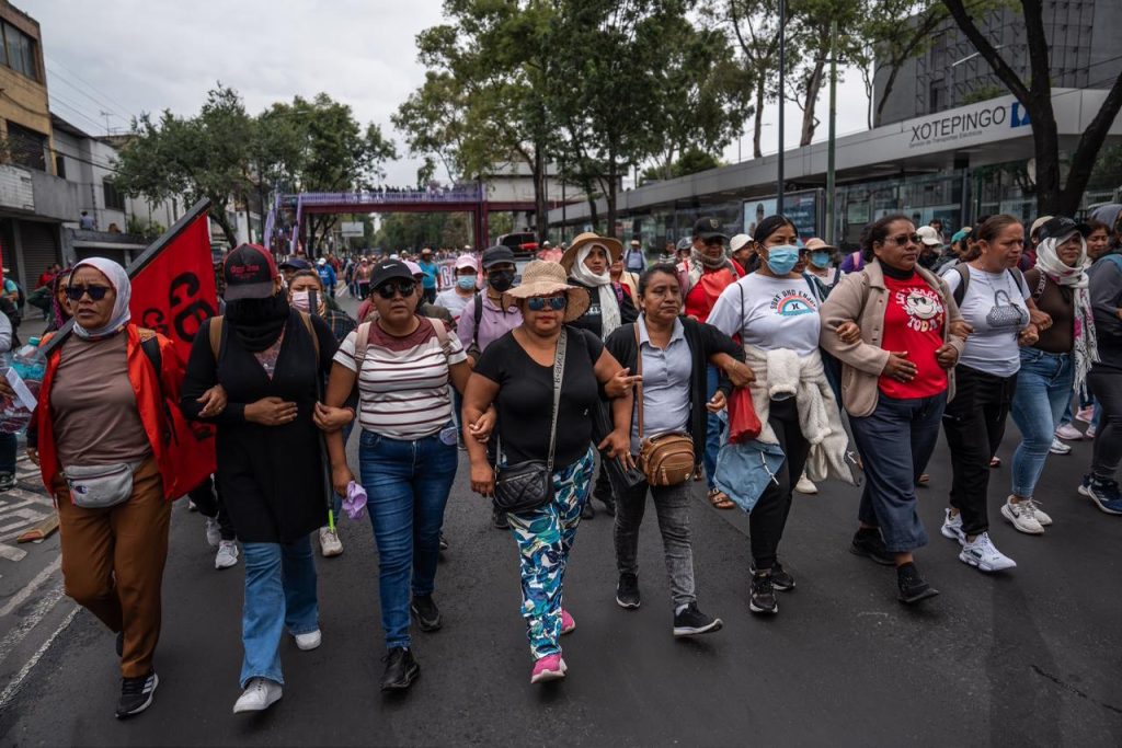 Miles de integrantes de la CNTE marchan hacia el Estadio Ciudad de México; policías les bloquean el paso