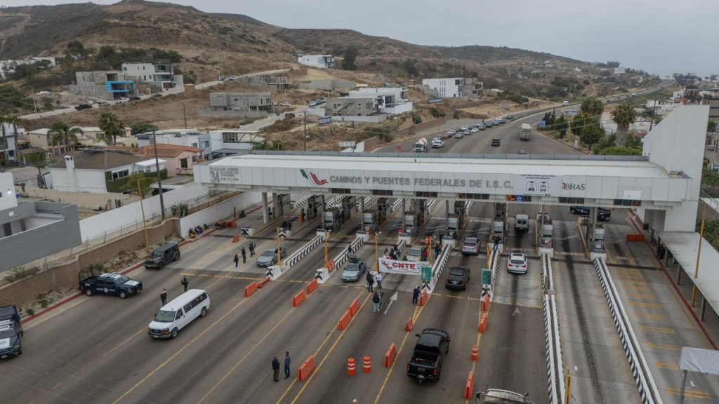 Docentes de la CNTE liberan casetas en Baja California; suman cinco días de protestas