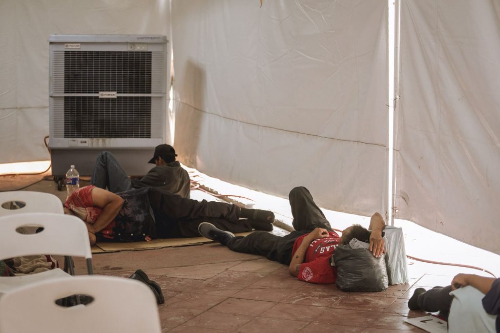 Buscan refugio ante las altas temperaturas registradas en Mexicali