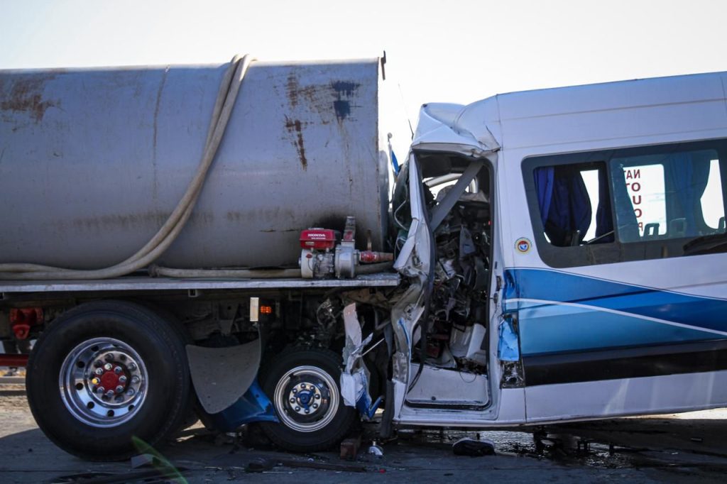 Aparatoso accidente entre transporte público y una pipa en bulevar 2000; hay más de 20 lesionados