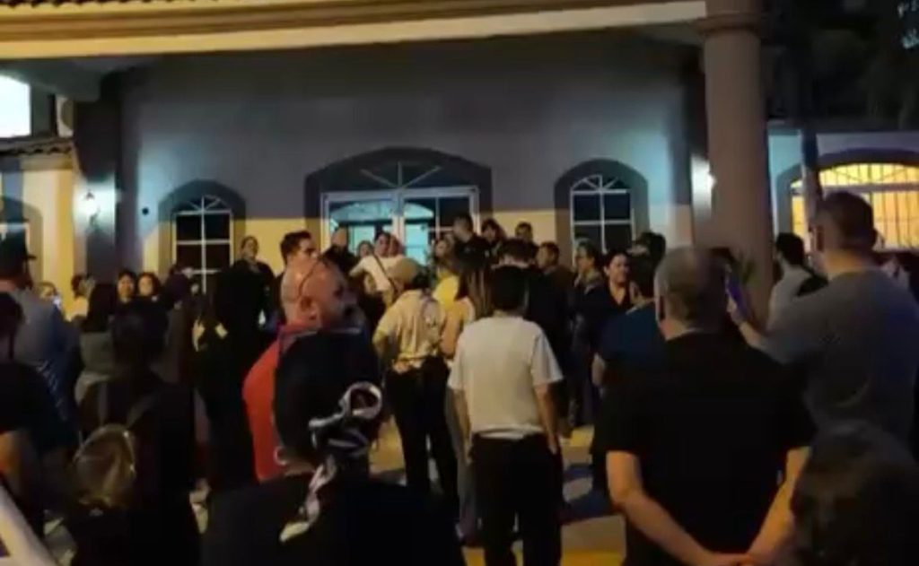 Denuncias que funcionarios estatales participaron en enfrentamiento entre vecinos de Villa Mediterránea