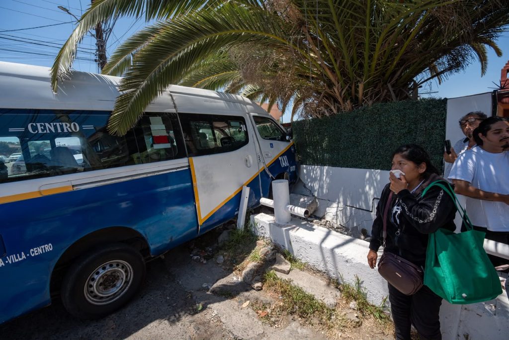 Taxi de ruta se impacta contra una barda en la colonia Altamira; deja 13 pasajeros lesionados