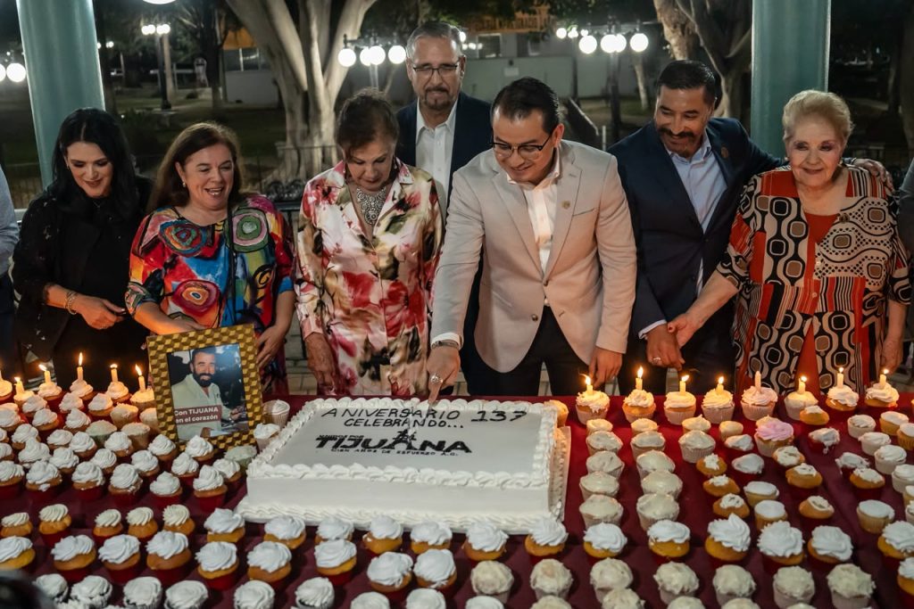 Celebran con mañanitas y corte de pastel el 137 aniversario de Tijuana