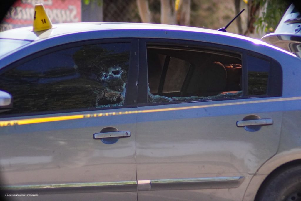 Acribillan a hombre dentro de un automóvil en Mexicali, zona rural; sicario huye entre parcelas