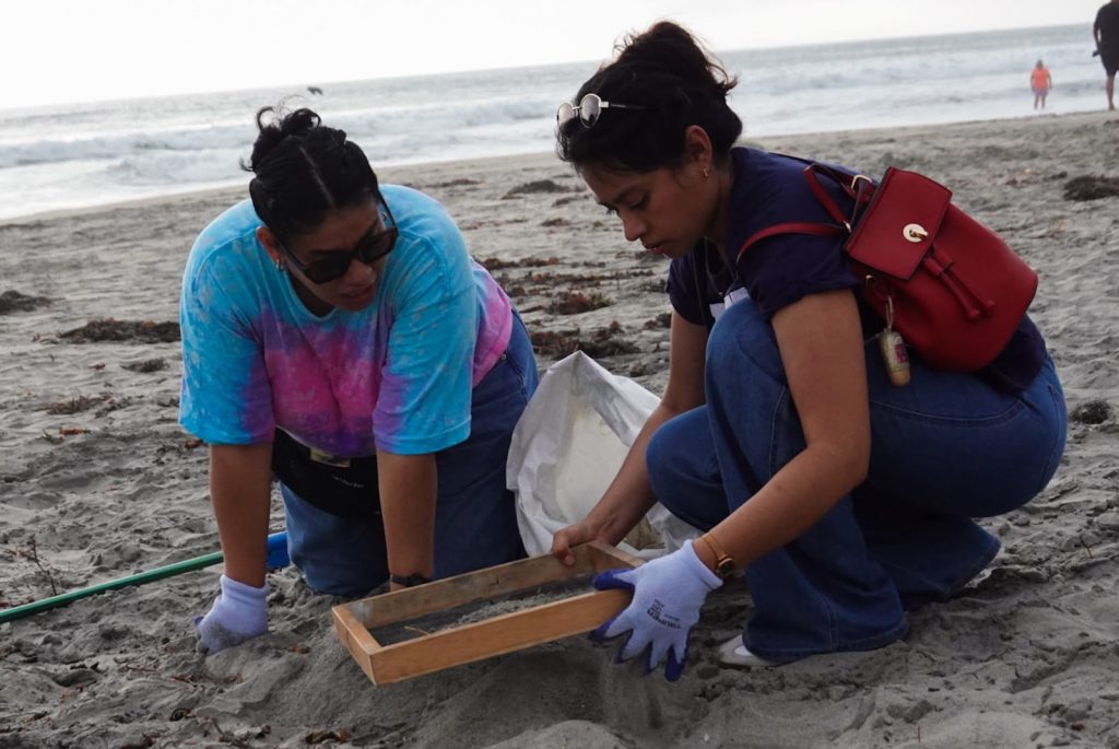 Tijuanenses se suman a jornada de limpieza y retiran residuos de Playas de Tijuana
