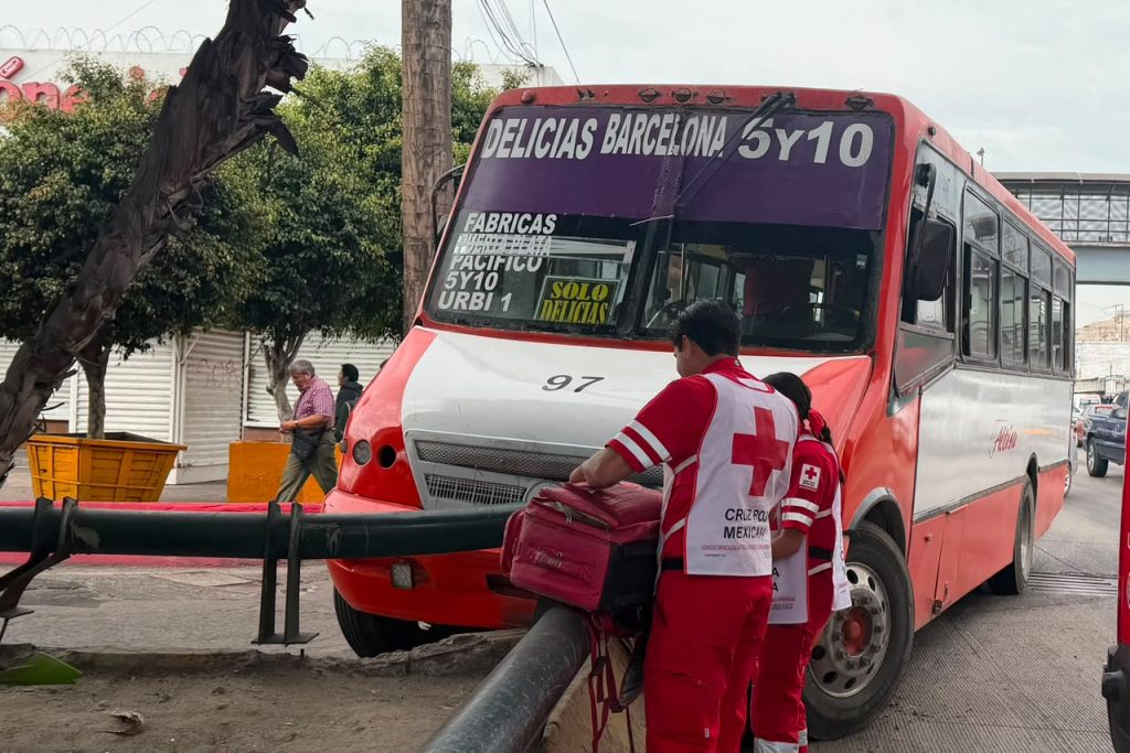 Camión de Altisa queda incrustado en muro de contención tras accidente en la 5 y 10