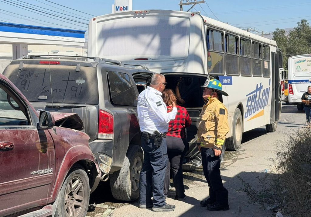 Carambola que involucra a camión de personal de SETTEPI deja 12 lesionados