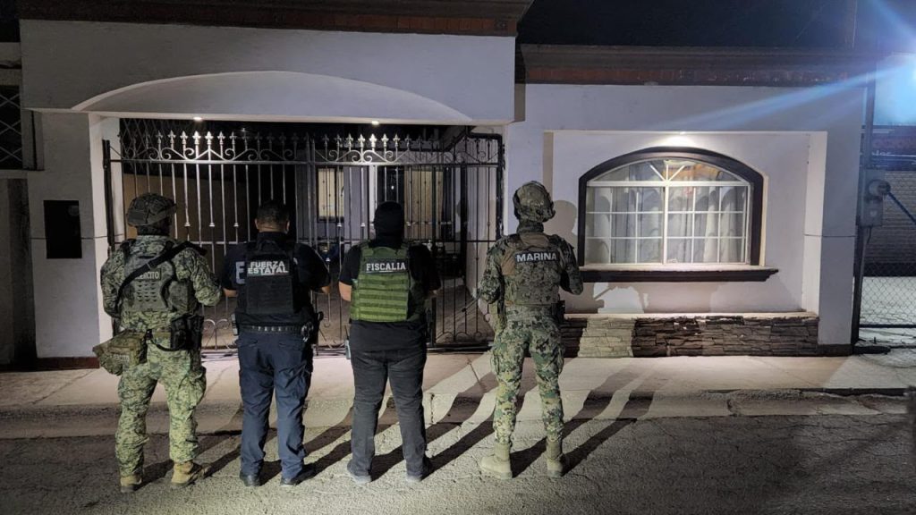 Revientan 2 domicilios de narcos en Mexicali, en uno localizaron armas, chalecos y drogas