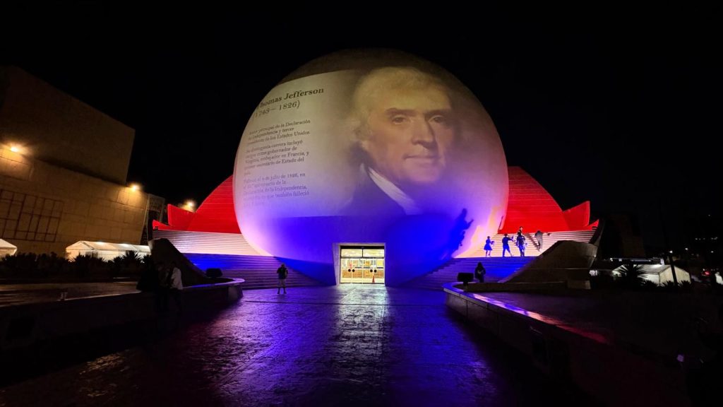 Iluminan Cecut de rojo, blanco y azul por día de la independencia de Estados Unidos
