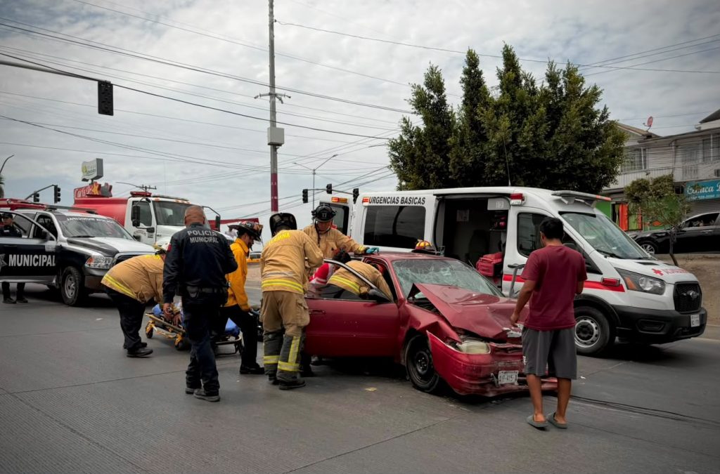Choque entre ambulancia y vehículo particular deja cuatro personas lesionadas entre ellas paramédicos