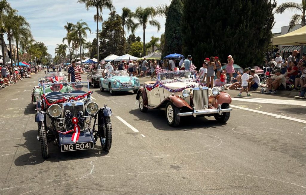 Desfilan en Coronado por día de la independencia de Estados Unidos