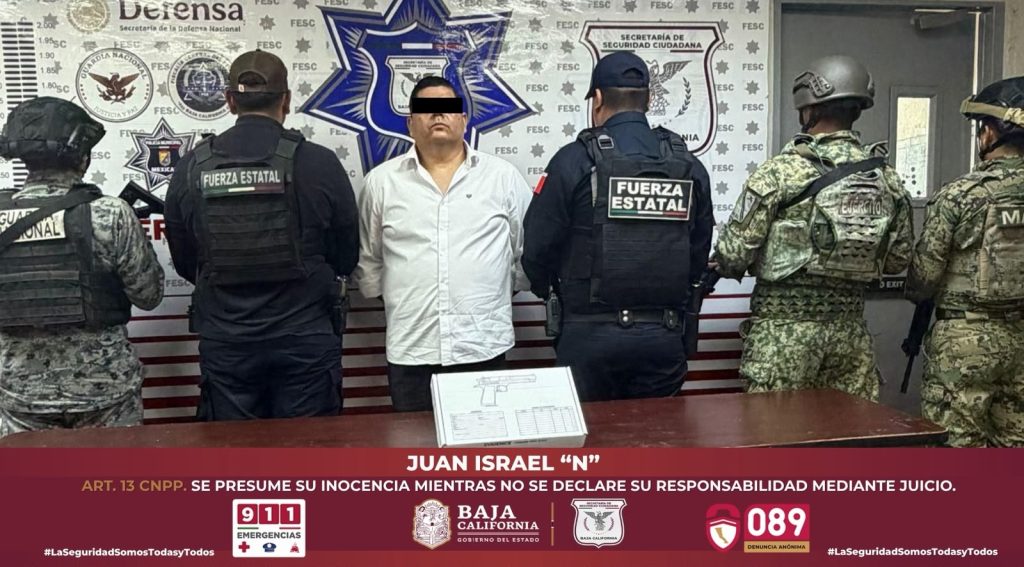Arrestan a ex policía municipal de Mexicali, en posesión de arma de fuego