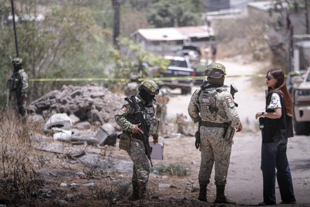 Hallazgo de dos cuerpos dentro de la cajuela de un vehículo en la colonia Reforma
