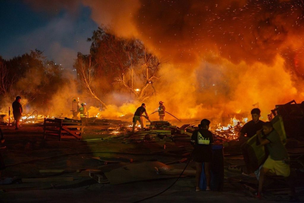Incendio consume tarimera en la colonia Maclovio Rojas; vecinos apoyan para evitar propagación
