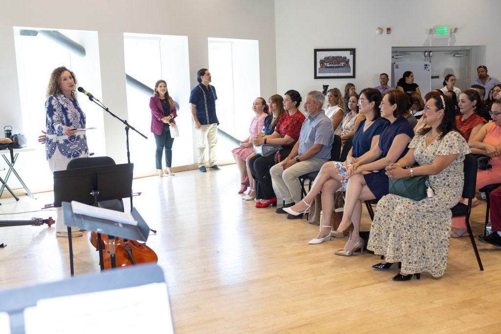 Docentes, alumnos y padres de familia asisten al concierto didáctico con emsable de cuerda de Río Nuevo