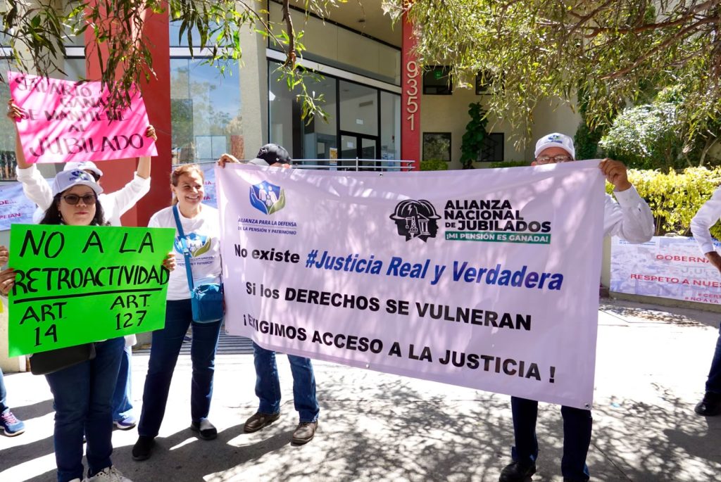 Pensionados de CFE se manifiestan en Tijuana para exigir acceso a la justicia