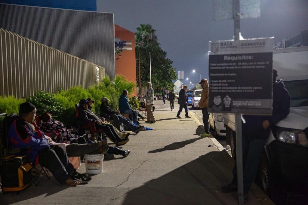 Adultos mayores pasan la noche afuera de Bienestar para alcanzar registro a apoyos estatales