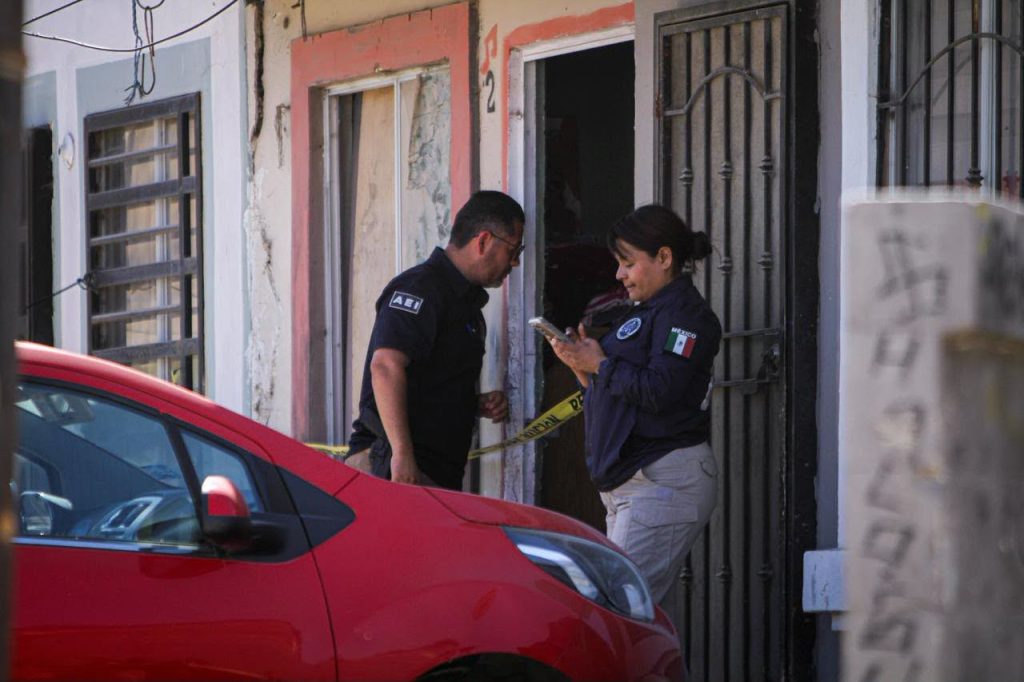Hallan a mujer sin vida dentro de una caja de madera; un hombre fue detenido en Urbi Villa del Prado
