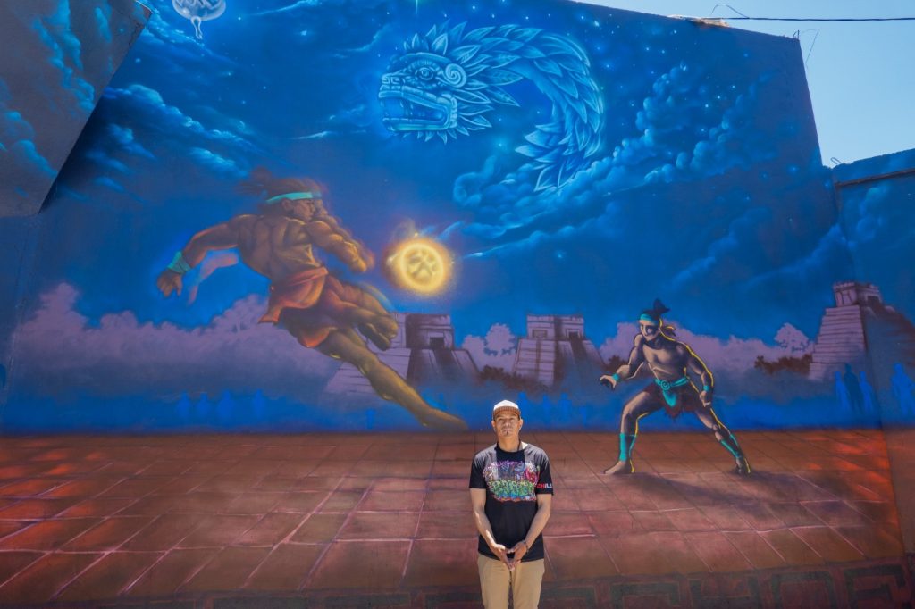 Mural en el CREA de Tijuana fusiona el juego de pelota prehispánico con la pasión mundialista