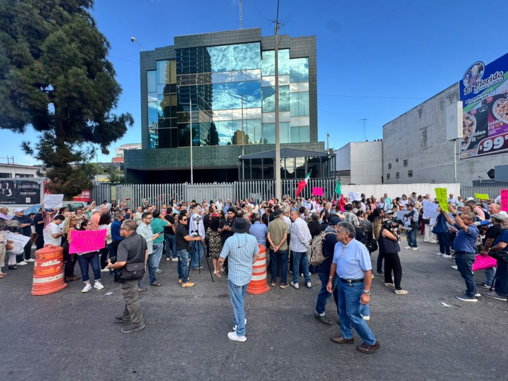 Decenas de personas se manifiestan en Tijuana para exigir la liberación del exgobernador Ernesto Ruffo Appel