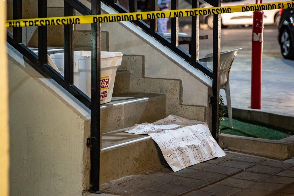 Abandonan hielera con restos de cerdo y mensaje de amenazas en Plaza Conquistador
