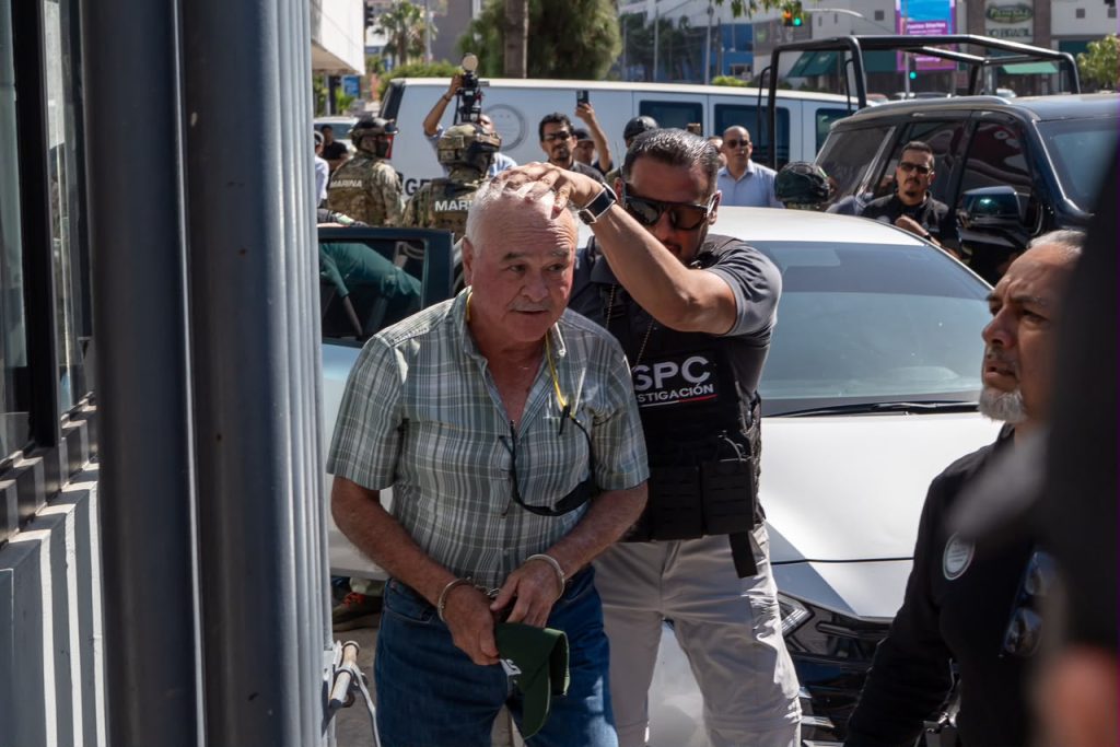 #Últimahora | Llega ex gobernador de BC a la FGR de Zona Río tras ser detenido