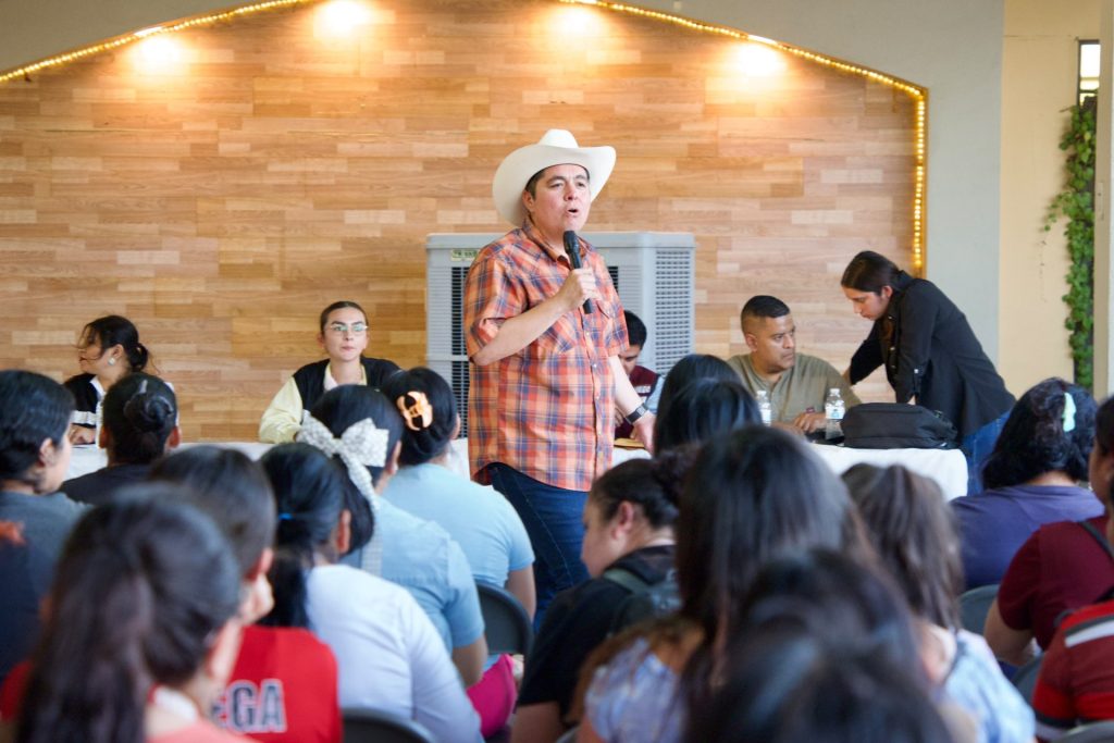 Armando Samaniego lleva registro de tarjeta violeta a mujeres del Valle de Mexicali
