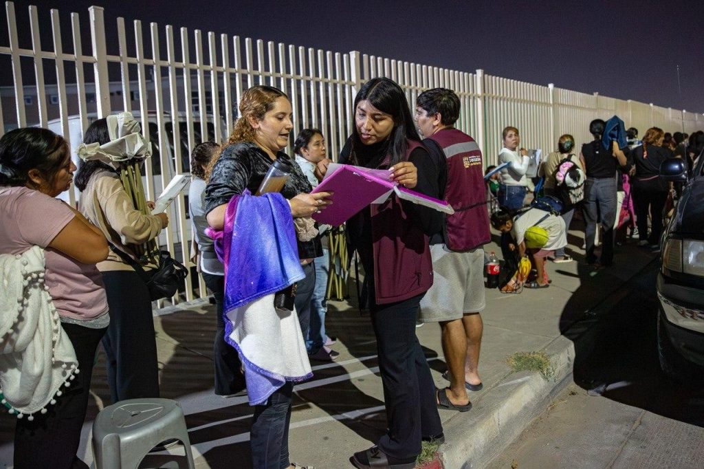 Largas filas durante la madrugada por registro de la Tarjeta Violeta en Tijuana