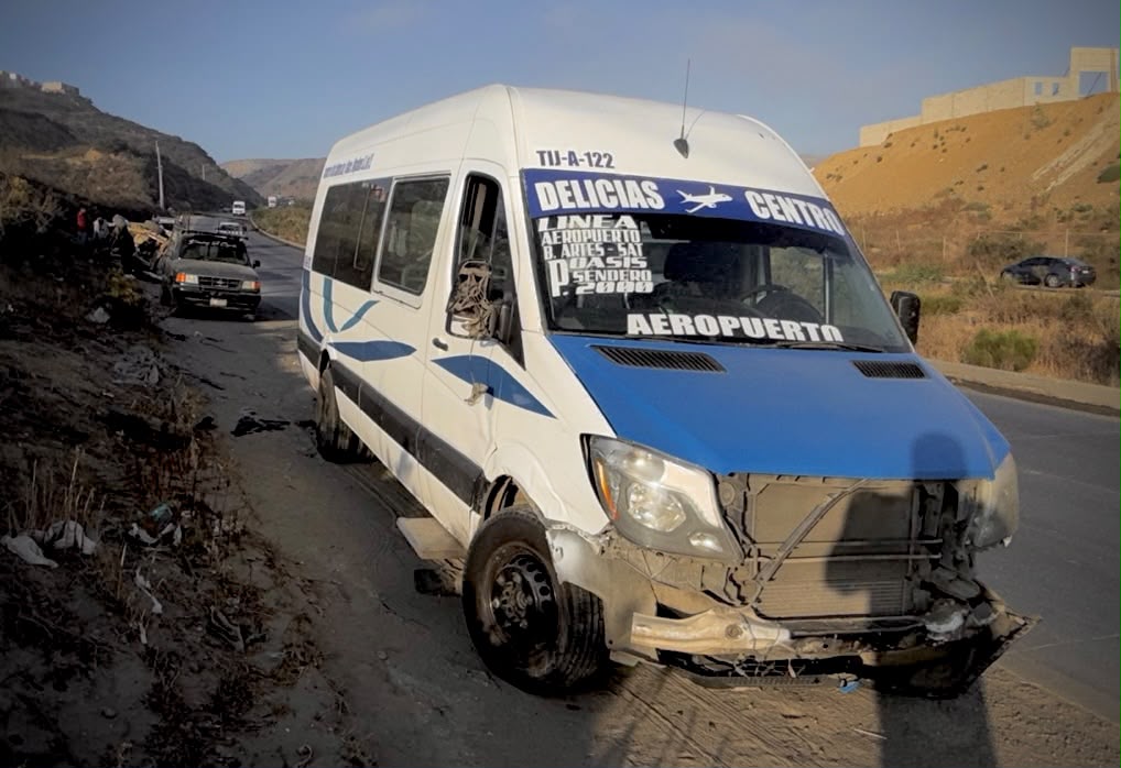 Choque entre pickup y transporte público termina en volcadura sobre el bulevar 2000