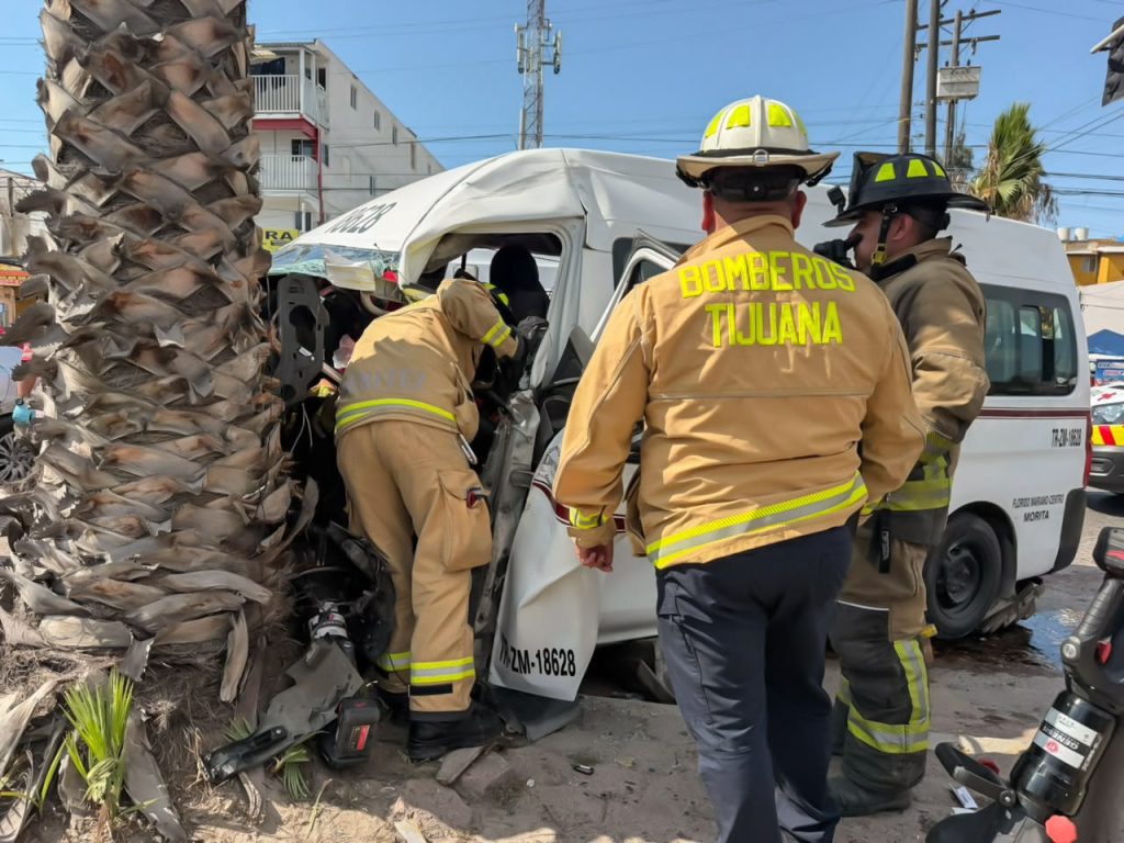 Fuerte choque deja a dos personas atrapadas en taxi de ruta