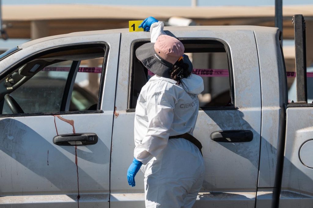 Llegan al Aeropuerto de Tijuana dos hombres baleados; uno muere y otro queda grave