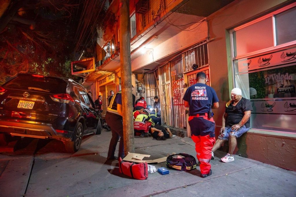 Vehículo atropella a tres personas tras impactarse contra una estética en Zona Centro